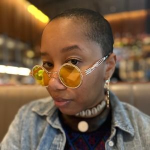 Meet your Posher, Ebony